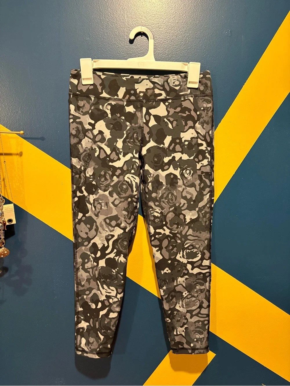 Under Armour Gray, Black, White Floral Camo Cropped Leggings EUC